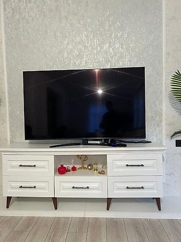 reqem tortlari: Düz TV altlığı, Polkalı, Laminat — 1