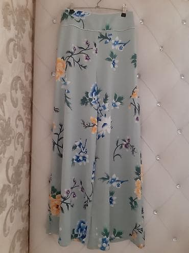 Zərif çiçək naxışlı şalvar - Rəng: açıq boz-yaşıl fon üzərində mavi