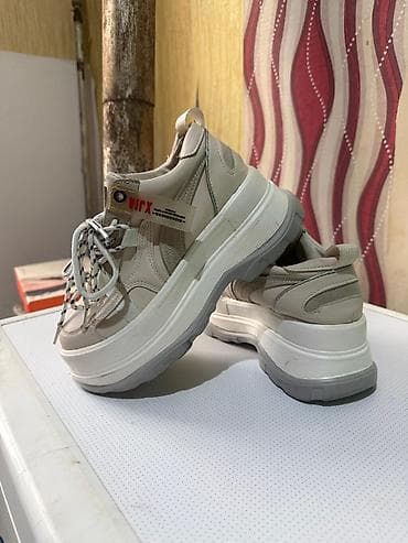 Qalın altlıqlı bej rəngli uniseks krossovkalar - Rəng: açıq bej/krem