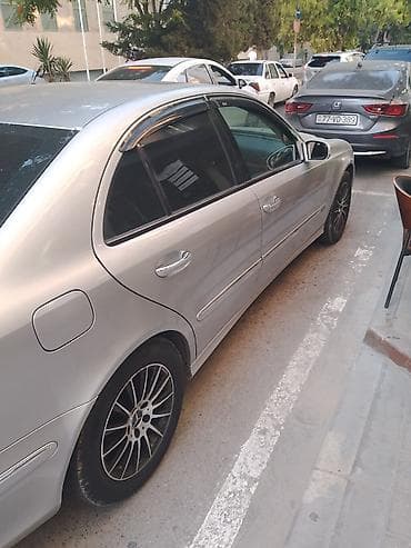 prius teker: Mercedes-Benz E-Class sedan (W211), gümüşü rəng. - Kuzov: 4 qapılı — 2