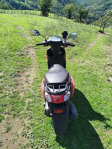 Qırmızı rəngli şəhər skuter/moped Xüsusiyyətlər: - Kompakt və yığcam