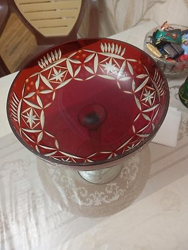 meyve qabı: Qırmızi Çex xrustali meyvə qabı.Hündürlüyü 30 sm — 2