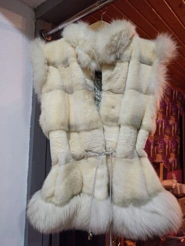 yun jaket modelleri: Ağ rəng tonlarında xəz jilet - Qısa model, qolsuz - Yumşaq, sıx tüklü — 2