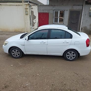 hyundai accent: Hyundai Accent sedan, ağ rəng. Benzin mühərriki, avtomat ötürmə — 2