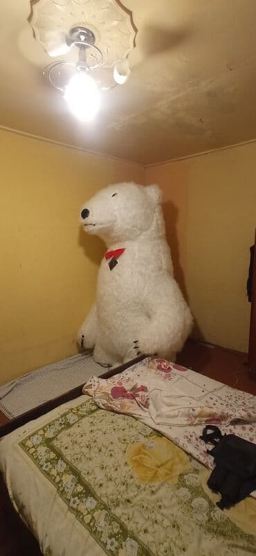 uşaq üçün yelencek: Yumşaq ağ materialdan hazırlanmış iri, doldurulmuş ağ ayı. Heyvanın — 1