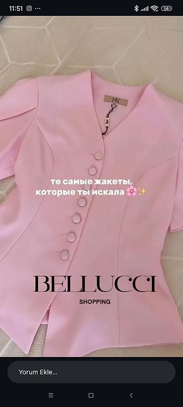 stringer alt geyimi: Qadın qısaqol jaket/bluzon - Model: V-yaxalı, ön hissədə iri örtülü — 1