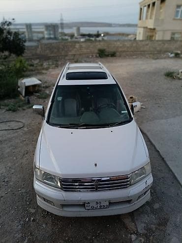spoiler satisi: Mitsubishi Chariot Grandis, ağ rəng, 7 yerlik geniş salonlu miniven — 5
