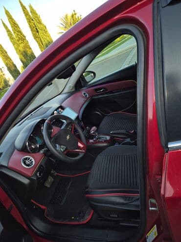 maşın şəkilləri çəkmək: Chevrolet Cruze – tam ölçülü sedan, qırmızı rəngdə, idman üslubunda — 6