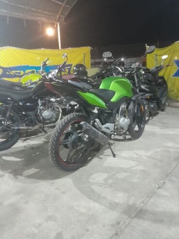 təkər ucun zəncir: Yaşıl-rəngli küçə/naked tipli motosiklet Xüsusiyyətlər: - Güclü tək — 2