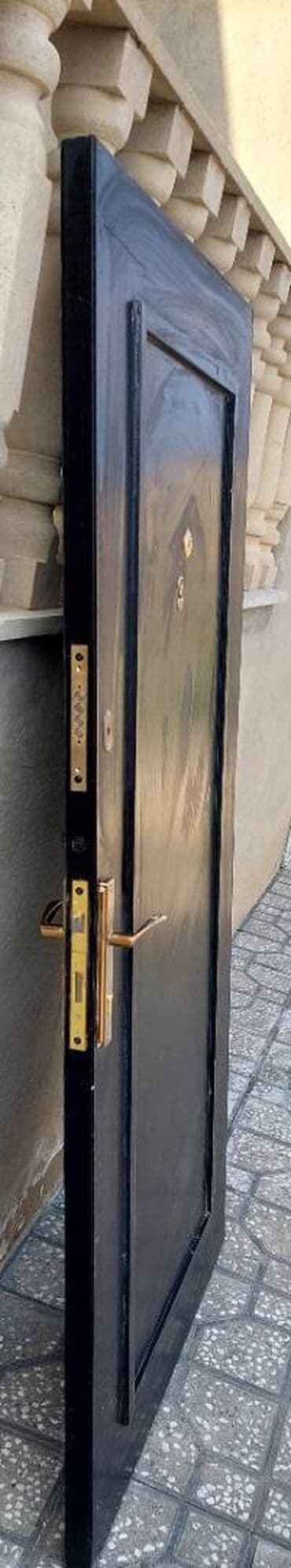 Dəmir qapıdır. Keyfiyyətli, qalın materialdır. Çərçivəsi şverlerdən