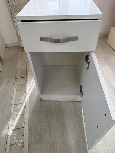 tumbucka: Ağ rəngli komod/kiçik dolab
Ölçüsü 40 x 75 — 2