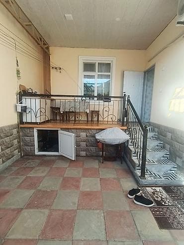 neftçilər ev: 3 otaqlı həyət evi Xüsusiyyətlər: - Geniş, üstü örtülü həyət/veranda; — 1