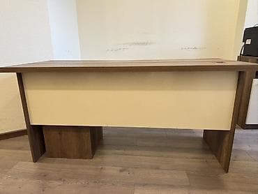Ofis masaı – taxta teksturalı, düz xəttli dizayn. - Material: Mebel