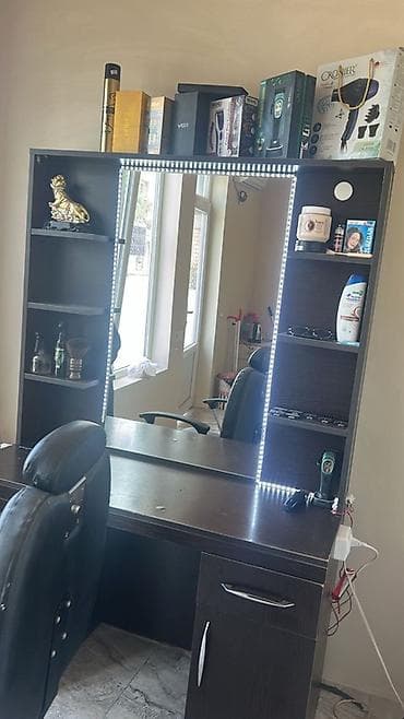Salon, tibbi mebel: Bərbər/saç ustası üçün iş stolu və güzgü komplekti - Material: tünd — 1