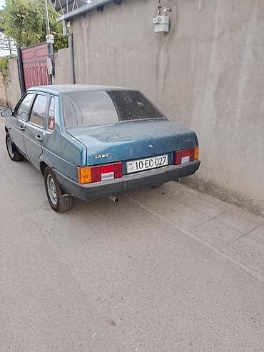 4 teker: LADA Samara sedan, mavi rəng. Klassik kuzov dizaynı, 4 qapı. Mexaniki — 7
