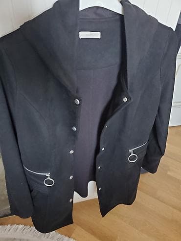 hamam papagi: Beril qadın üst geyimi – qara rəngli, kapüşonlu, önü düyməli — 2