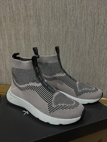 BERSHKA mağazasından alınıb. Heç geyinilməyib. Yenidir. 37 ölçüdür