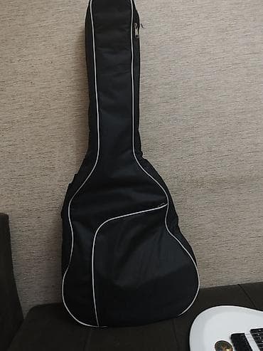 gitara elektro: Ağ rəngli elektrik gitara komplekti təqdim olunur. Dəstə şəkildə — 3