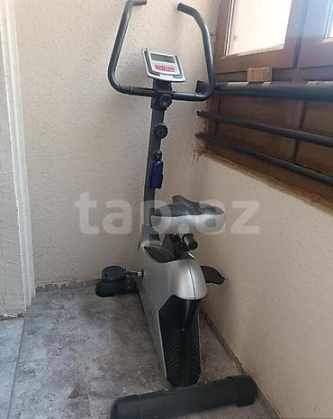 Evdə idman etmək üçün nəzərdə tutulmuş stasionar velosiped. Kompakt