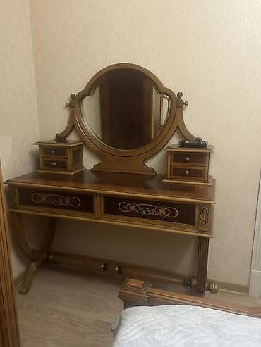 vitrin polka: Masa və oturacaqlar — 9