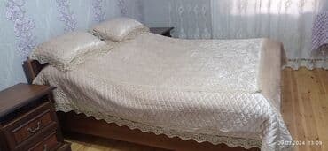 Yataq üçün Yataq örtüyü, Ünvandan götürmə