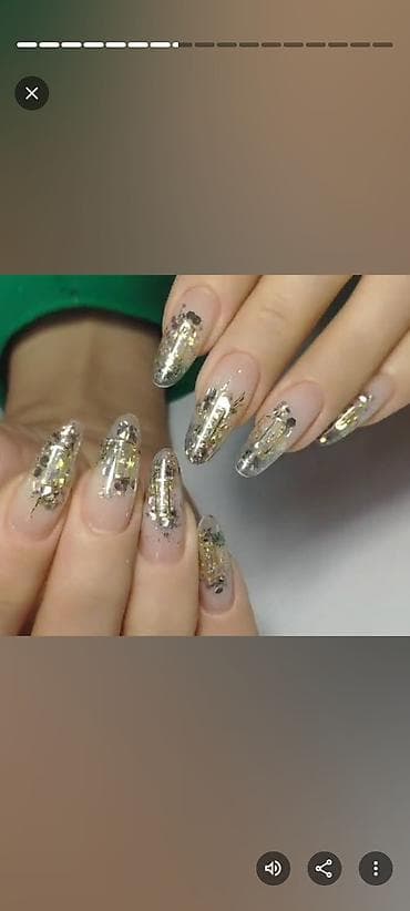 Xidmət: Gel manikür – şəffaf baza üzərində qızılı folqa və parıltılı