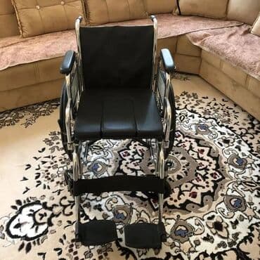 унитаз для инвалидов переносной: Gümüşü rəngli, qara oturacaqlı və dirsəkaltıları olan əlil arabası — 3