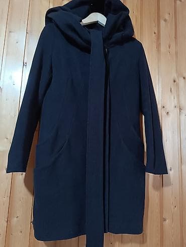 Paltolar: Qadın palto – qara rəng, kapüşonlu, qurşaqla - Uzun, düz kəsim – dizə — 1