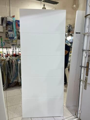 Ağ rəngdə, düzbucaqlı formalı, üfüqi xətlərlə dizayn edilmiş qapı