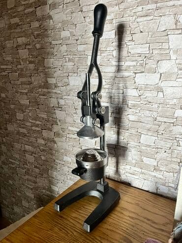 termos fincan: Tezedi :; Ağır dəmir konstruksiyalı əl ilə işləyən sitrus presi — 1