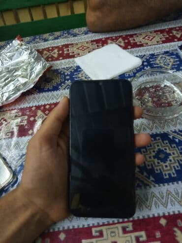 флеш карта для gopro hero 3: Redmi markalı qara rəngli smartfon arxa tərəfində dörd obyektivli — 3
