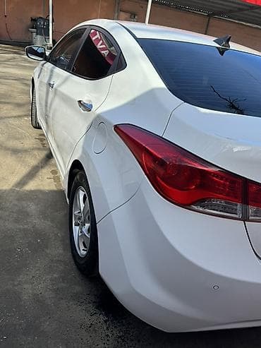 Hyundai Elantra sedan – ağ rəngdə, aerodinamik kuzov və LED ön/arka — 6