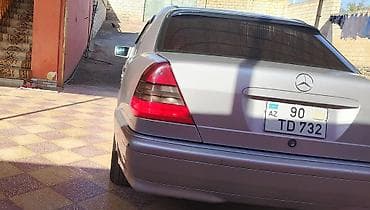 Mercedes-Benz C 200: 2 l | 1999 il Sedan