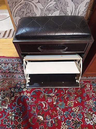 Ayaqqabı oturacağı və şkafı kombinə olunmuş mebel. - Üst hissə — 1