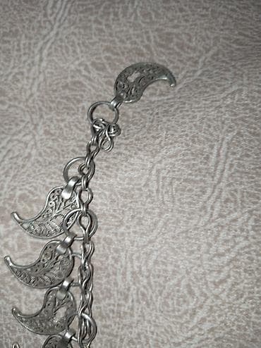 Gümüş rəngli bəzəkli boyunbağı Milli Buta, çox qədimidir - Material