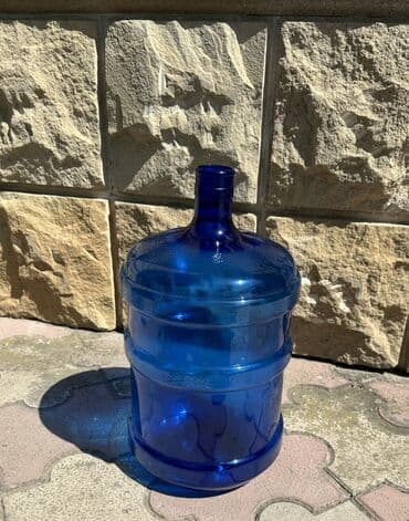 şüşe qablar: Şəffaf mavi rəngdə, təkrar istifadəyə yararlı, plastik su qabları — 2