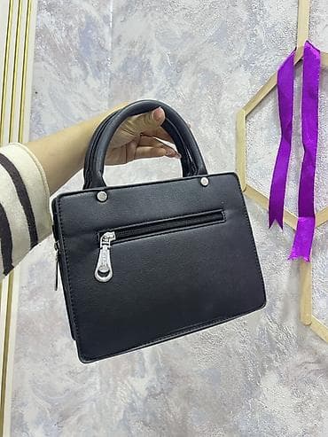 işlenmiş eşyalar: Qara qadın əl çantası - Klassik dizayn, sərt formalı korpus - Üst — 2