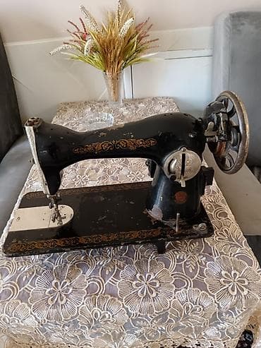 qedimi sandiqlar: Klassik mexaniki tikiş maşını - Korpus: Döküm metal, qara lak örtük — 1