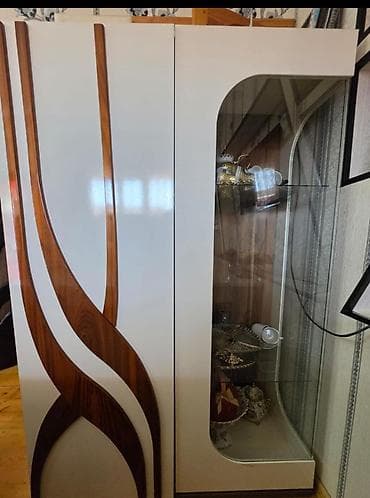 Ağ və ağac naxışlı vitrinli dolab - Dizayn: Parlaq ağ səth, ön