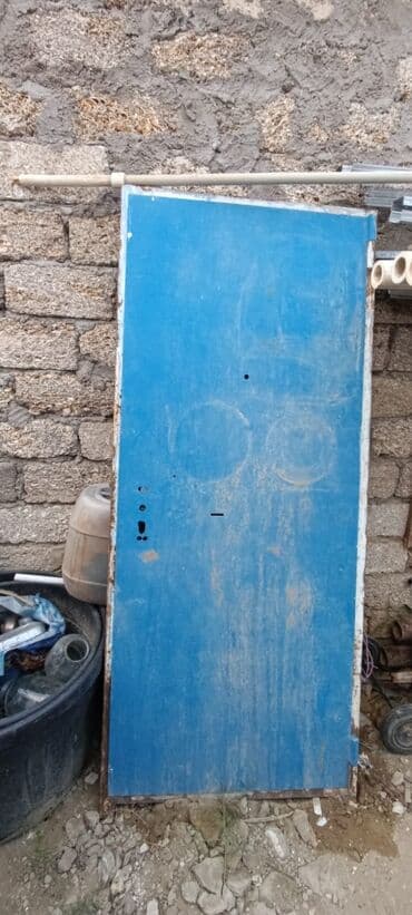 işlənmiş qapi: Eni 87 Uzunu 2 Zamokları üstündə verilir Qiymət. 110Azn Ünvan. Qala — 2