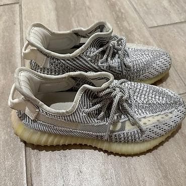 se pro: - Məhsul: İdman ayaqqabısı, “Yeezy” üslubunda - Rəng: Boz-ağ qarışıq — 1