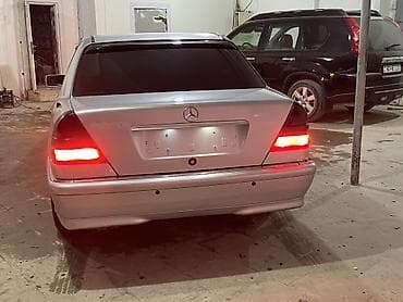 Mercedes-Benz C-Class: 2.2 l | 1994 il Sedan — 6