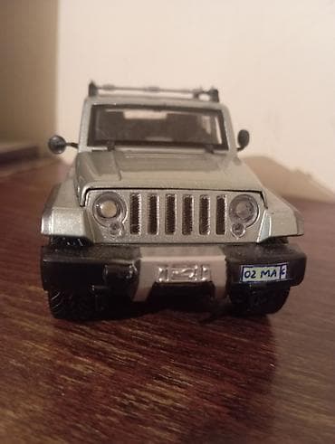 007 first light: Metal korpuslu kiçik ölçülü “Jeep” Wrangler model maşın oyuncağı. - — 1