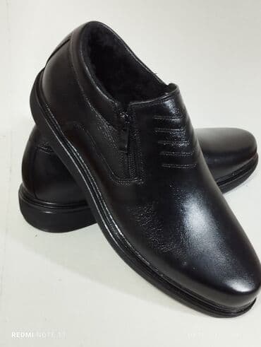 sederekde deri kurtkalar: Kişi üçün klassik qara ayaqqabı - Model: slip-on (bağsız), yanlarda — 1