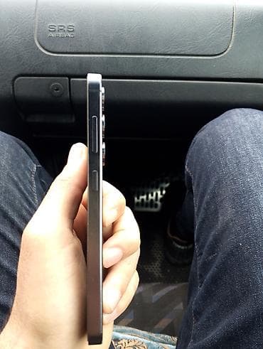 asus rog phone: Smartfon – qara rəng, düz kənarlı metal korpus - Sol kənarda səs — 1