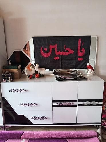 xrustal qablar ve qiymetleri: Qonaq otağı üçün mebel dəsti Tərkibi: - Geniş bufet/komod: 3 dərin — 2