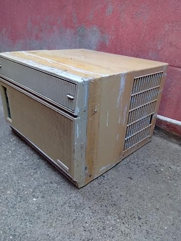 Pəncərə tipli köhnə model kondisioner - Korpus: metal, yan və arxa — 1