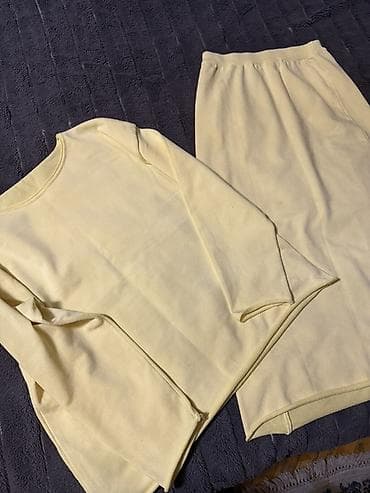 kostuyum: Açıq sarı rəngdə iki hissəli dəst: - Uzunqollu, dairəvi yaxalı — 2