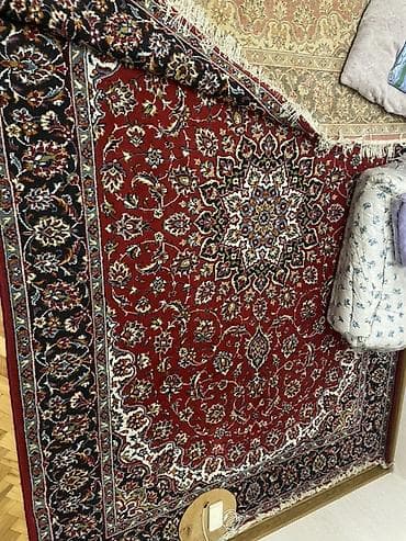 xalca uzlukləri: Xalça – klassik Şərq naxışlı Temiz tebriz xalcasidi. Yun xalcadi. Olcu — 2