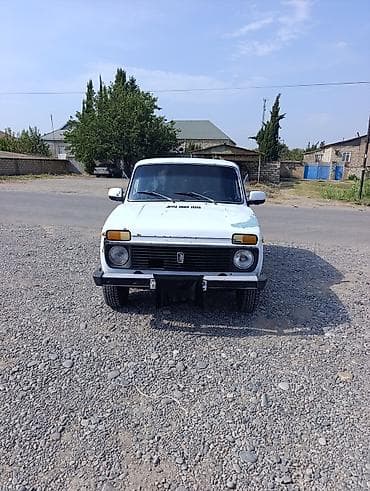 lifan kpr 250: VAZ Niva avtomobili təqdim olunur. Kuzov ağ rəngdədir və klassik 3 — 1